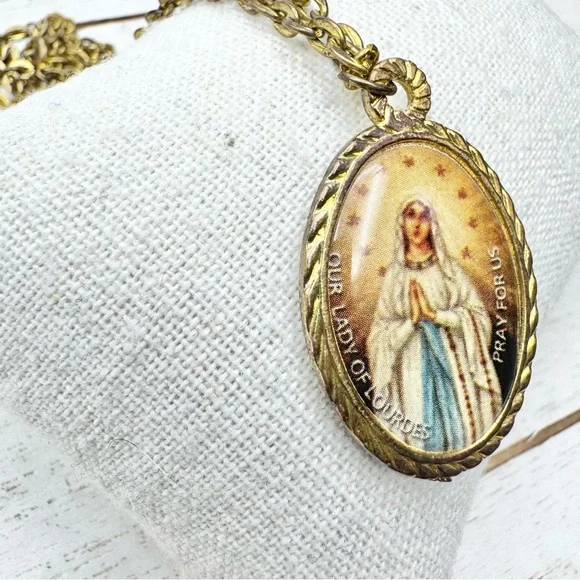 Vintage Our Lady of Lourdes Virgin Mary Pendant Necklace Medal Catholic - Picture 4 of 14